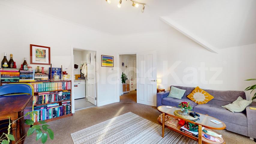 Lovely two bed set within a period house close to Tube & Shops Finchley Road, Finchley Road / Swiss Cottage